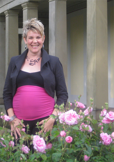 Magda mit Blumen 400